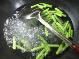 榨菜丝芦笋炒鹅胗的做法步骤：2