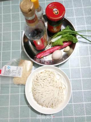 葱香红油拌面的做法步骤：1