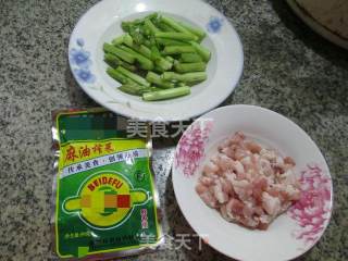 榨菜肉丝炒芦笋的做法步骤：1