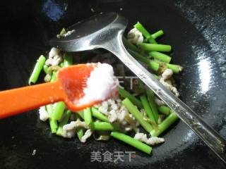 榨菜肉丝炒芦笋的做法步骤：7