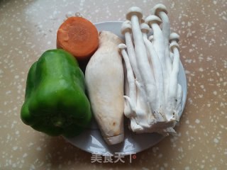 青椒胡萝卜炒双菇的做法步骤：1