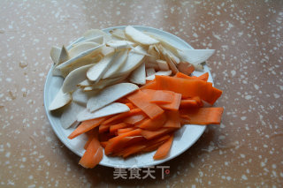 青椒胡萝卜炒双菇的做法步骤：2