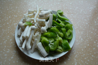 青椒胡萝卜炒双菇的做法步骤：3