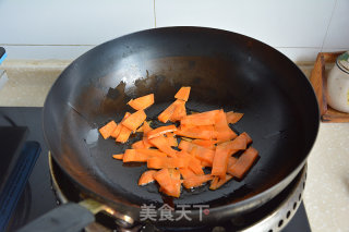 青椒胡萝卜炒双菇的做法步骤：4