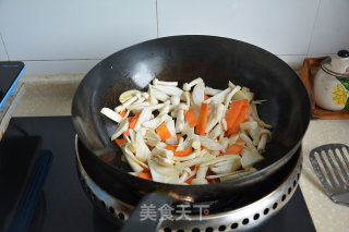 青椒胡萝卜炒双菇的做法步骤：5