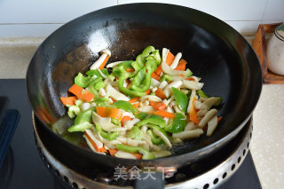 青椒胡萝卜炒双菇的做法步骤：6