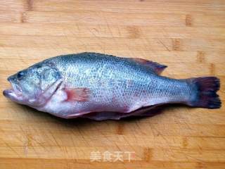 锡纸鲈鱼的做法步骤：1