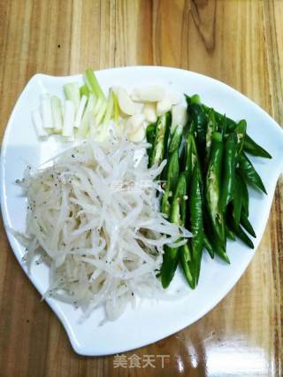 豆豉青椒银鱼的做法步骤：2