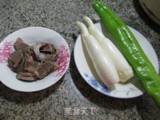 尖椒鹅胗炒茭白的做法步骤：1