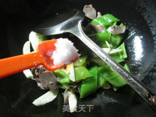 尖椒鹅胗炒茭白的做法步骤：6