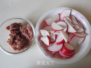 红萝卜炒鸭脯肉的做法步骤：1