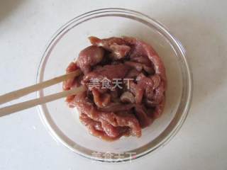 红萝卜炒鸭脯肉的做法步骤：2