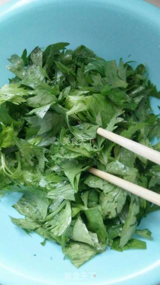 蒸芹菜叶的做法步骤：1