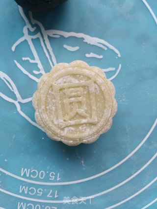 豆沙馅月饼的做法步骤：8
