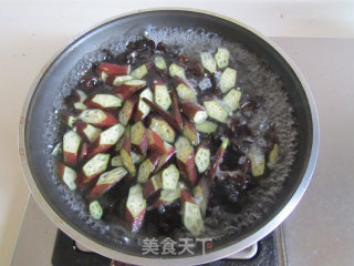 秋葵木耳炒鸡蛋的做法步骤：2