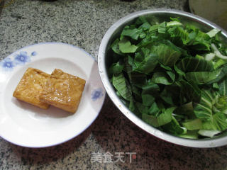 香干炒手捏菜的做法步骤：1
