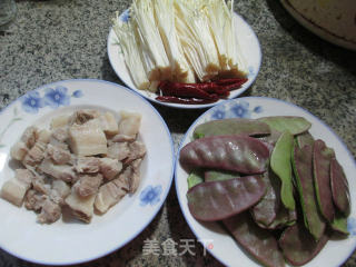 五花肉金针菇炖扁豆的做法步骤：1