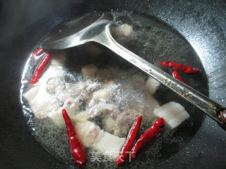 五花肉金针菇炖扁豆的做法步骤：5