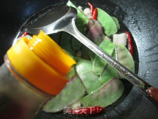 五花肉金针菇炖扁豆的做法步骤：7