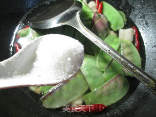 五花肉金针菇炖扁豆的做法步骤：8