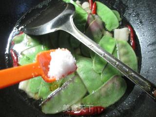 五花肉金针菇炖扁豆的做法步骤：9