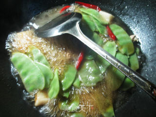五花肉金针菇炖扁豆的做法步骤：10