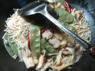 五花肉金针菇炖扁豆的做法步骤：11