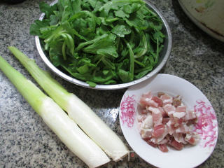 咸肉蒿菜炒茭白的做法步骤：1
