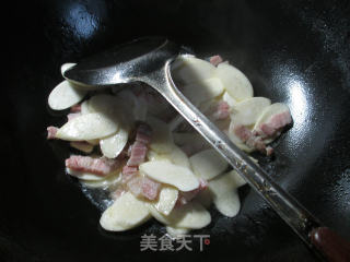 咸肉蒿菜炒茭白的做法步骤：4