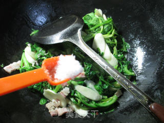 咸肉蒿菜炒茭白的做法步骤：6