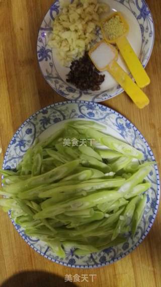 蒜蓉煸豆角的做法步骤：1