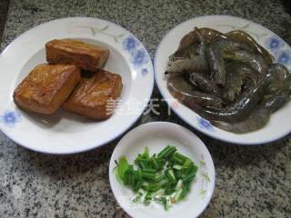 香干烧鲜虾的做法步骤：1