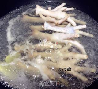 如何卤鸡脚才入味#肉肉厨的做法步骤：3