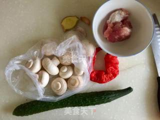 黄瓜口蘑炒肉片的做法步骤：1