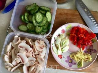 黄瓜口蘑炒肉片的做法步骤：4