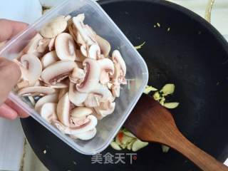 黄瓜口蘑炒肉片的做法步骤：7