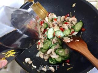 黄瓜口蘑炒肉片的做法步骤：9