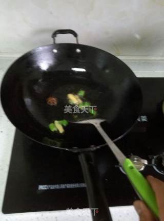 蚕豆炒肉的做法步骤：2
