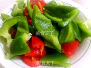 青红圆椒炒鸭蛋的做法步骤：1