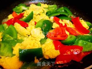 青红圆椒炒鸭蛋的做法步骤：8