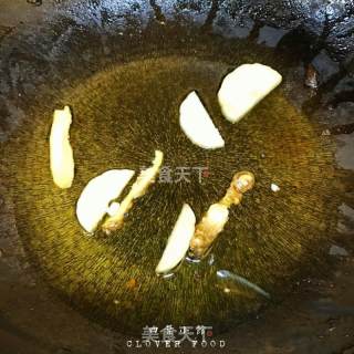 【四叶小馆】三椒爆羊肉的做法步骤：2