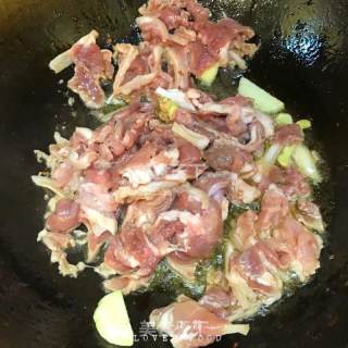 【四叶小馆】三椒爆羊肉的做法步骤：3