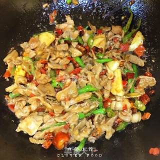 【四叶小馆】三椒爆羊肉的做法步骤：7