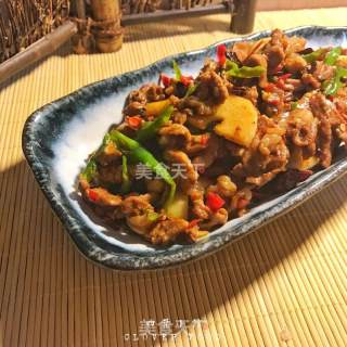 【四叶小馆】三椒爆羊肉的做法步骤：8