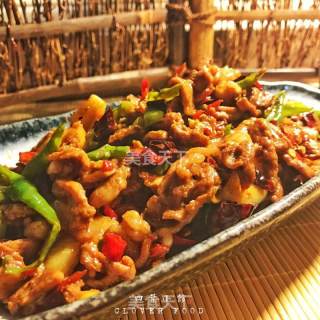 【四叶小馆】三椒爆羊肉的做法步骤：9