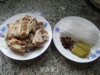 牛排骨粉丝汤的做法步骤：1
