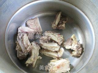 牛排骨粉丝汤的做法步骤：2