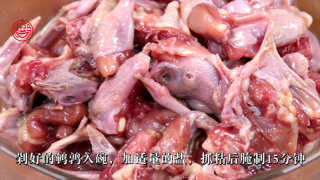 10元钱的营养美味【青椒焖鹌鹑】的做法步骤：2