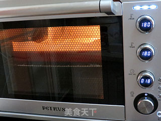 卡通彩绘。【紫薯酸奶蛋糕卷】的做法步骤：17