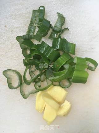 辣子鸡的做法步骤：1